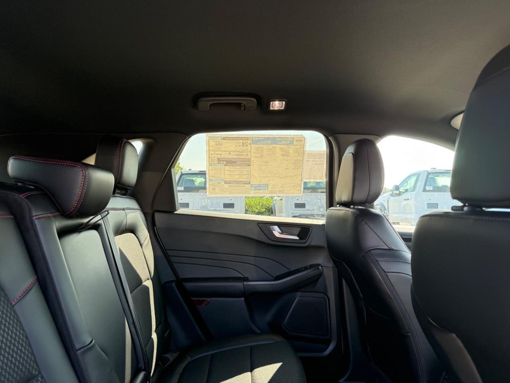 Ford Escape Vehicle Full-screen Gallery Image 15