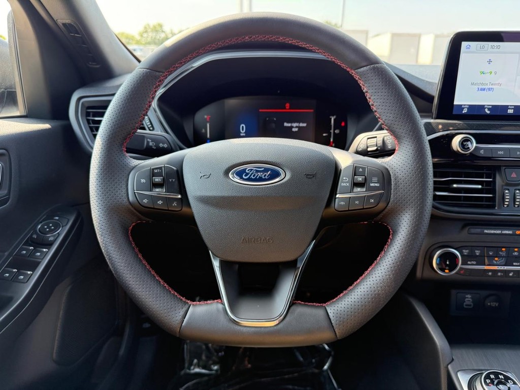Ford Escape Vehicle Full-screen Gallery Image 17