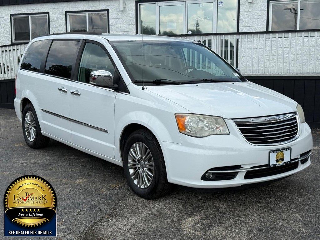 Chrysler Town & Country Vehicle Full-screen Gallery Image 3