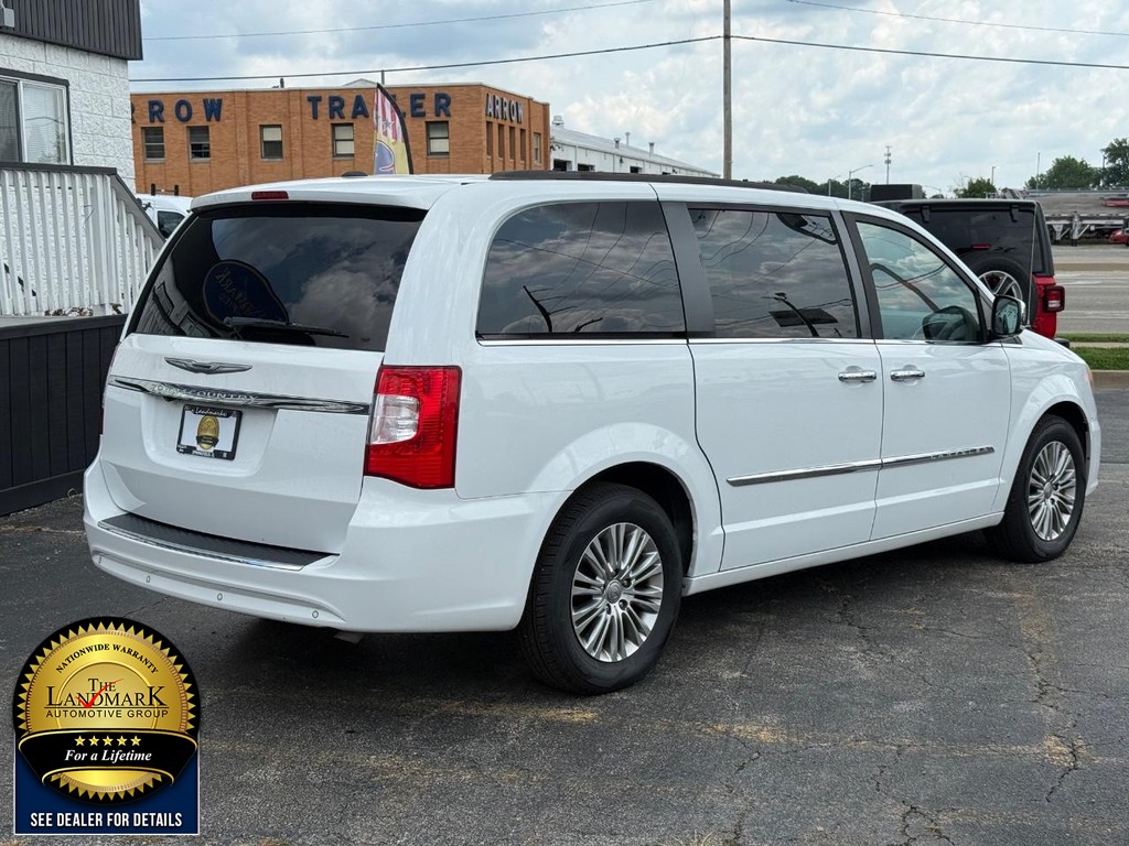 Chrysler Town & Country Vehicle Full-screen Gallery Image 5