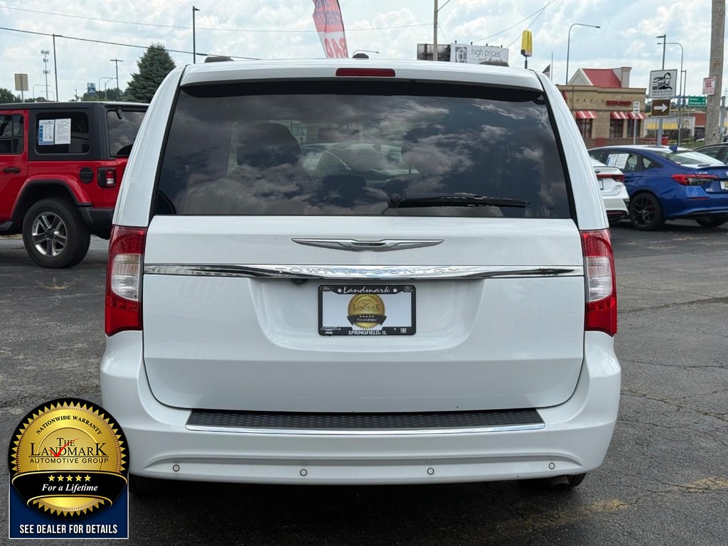 Chrysler Town & Country Vehicle Full-screen Gallery Image 6