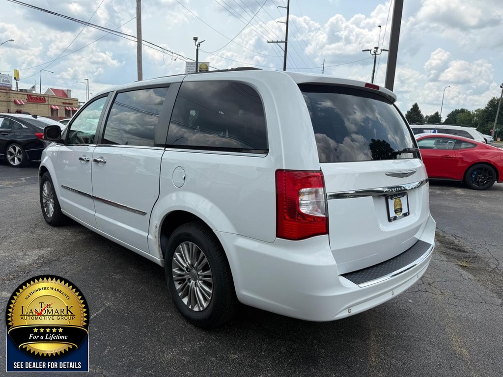 Chrysler Town & Country Vehicle Full-screen Gallery Image 7