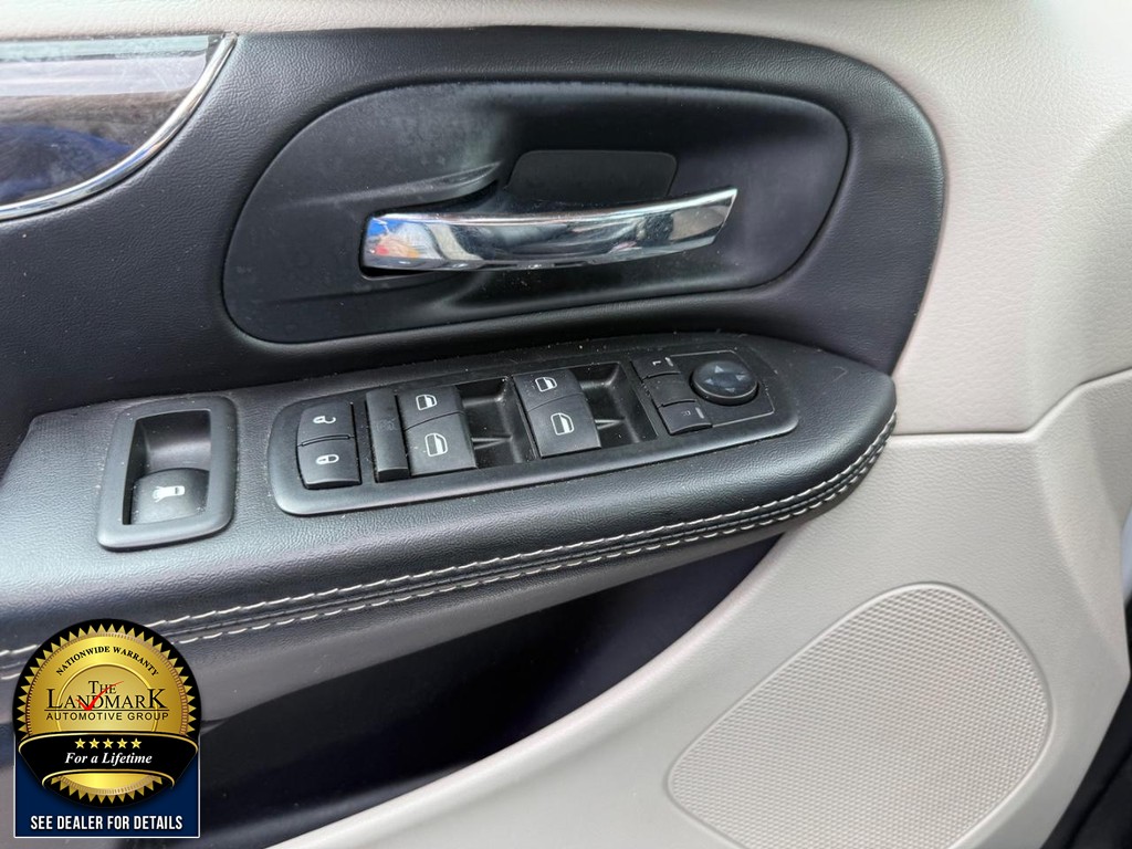Chrysler Town & Country Vehicle Full-screen Gallery Image 8
