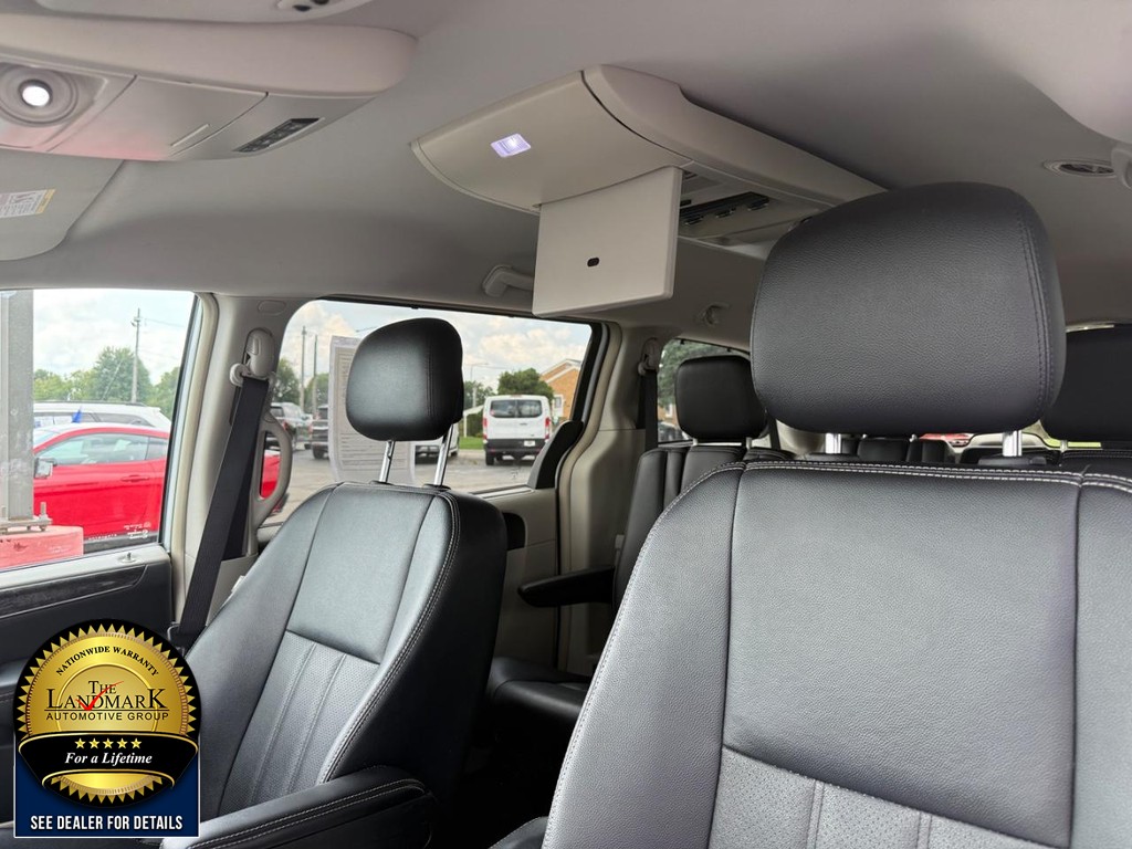 Chrysler Town & Country Vehicle Full-screen Gallery Image 9