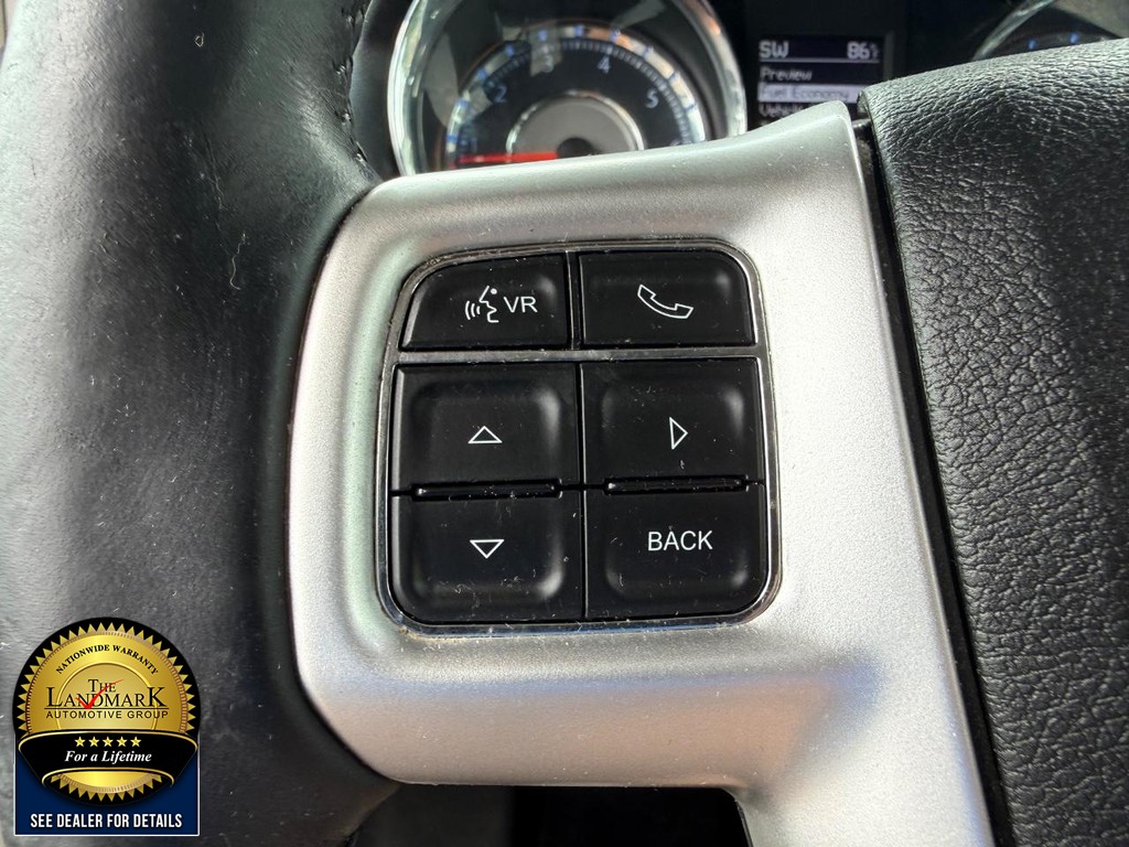 Chrysler Town & Country Vehicle Full-screen Gallery Image 10