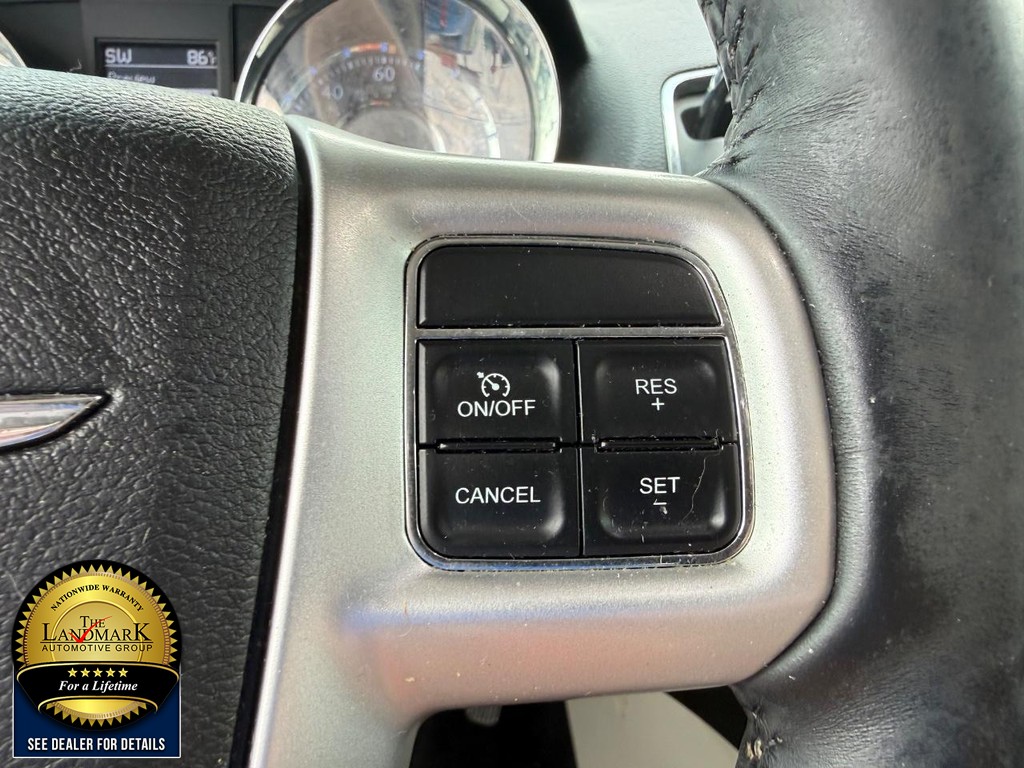 Chrysler Town & Country Vehicle Full-screen Gallery Image 11