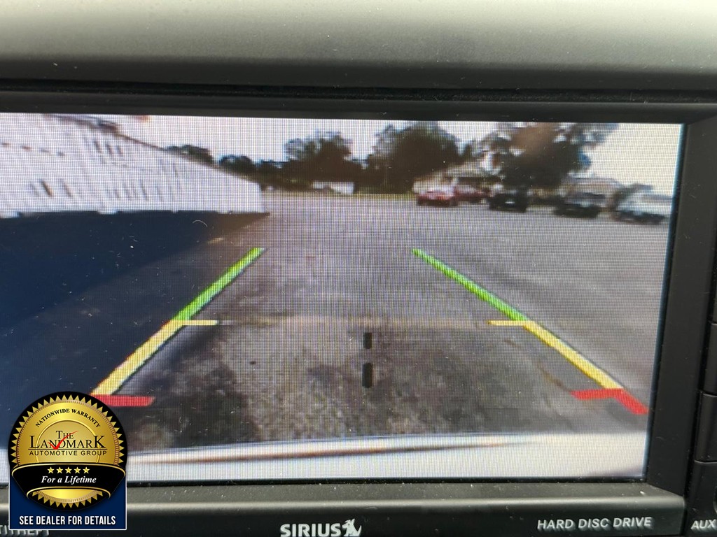 Chrysler Town & Country Vehicle Full-screen Gallery Image 13