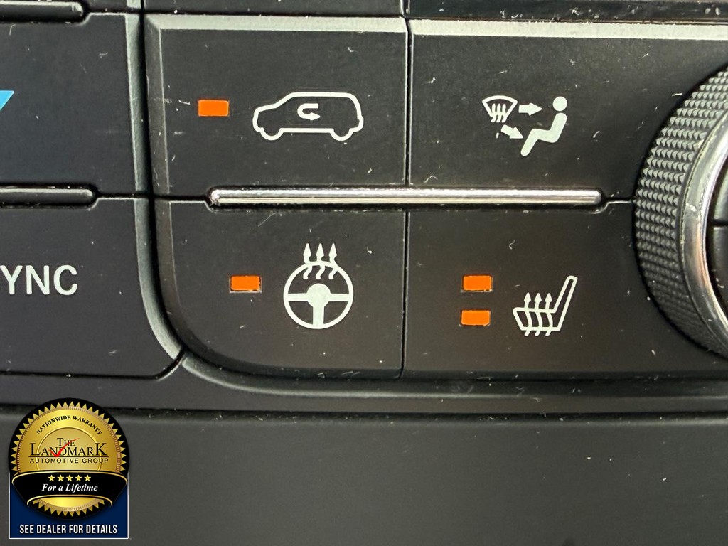 Chrysler Town & Country Vehicle Full-screen Gallery Image 14
