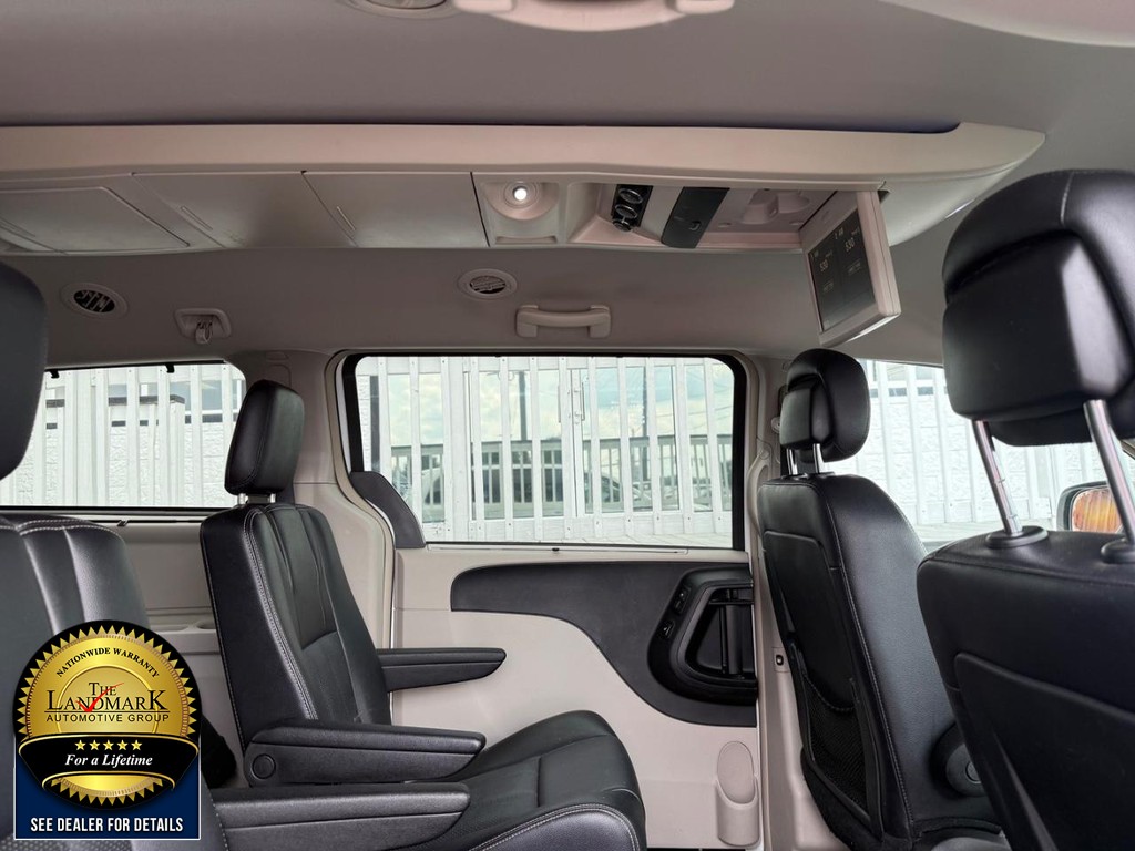 Chrysler Town & Country Vehicle Full-screen Gallery Image 15