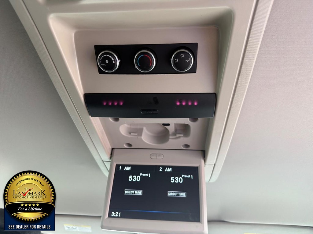Chrysler Town & Country Vehicle Full-screen Gallery Image 16