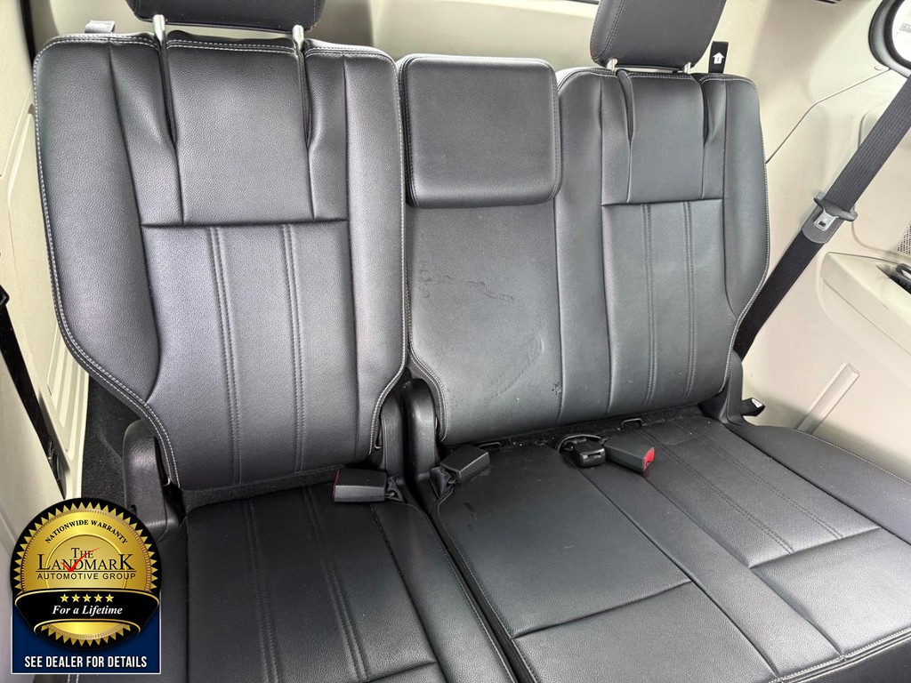 Chrysler Town & Country Vehicle Full-screen Gallery Image 17