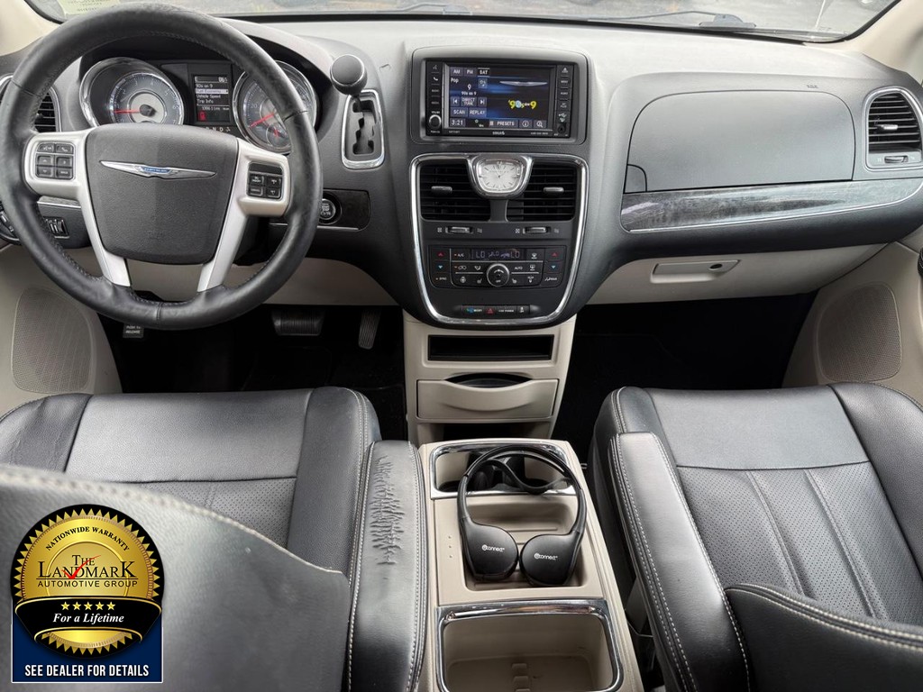 Chrysler Town & Country Vehicle Full-screen Gallery Image 18