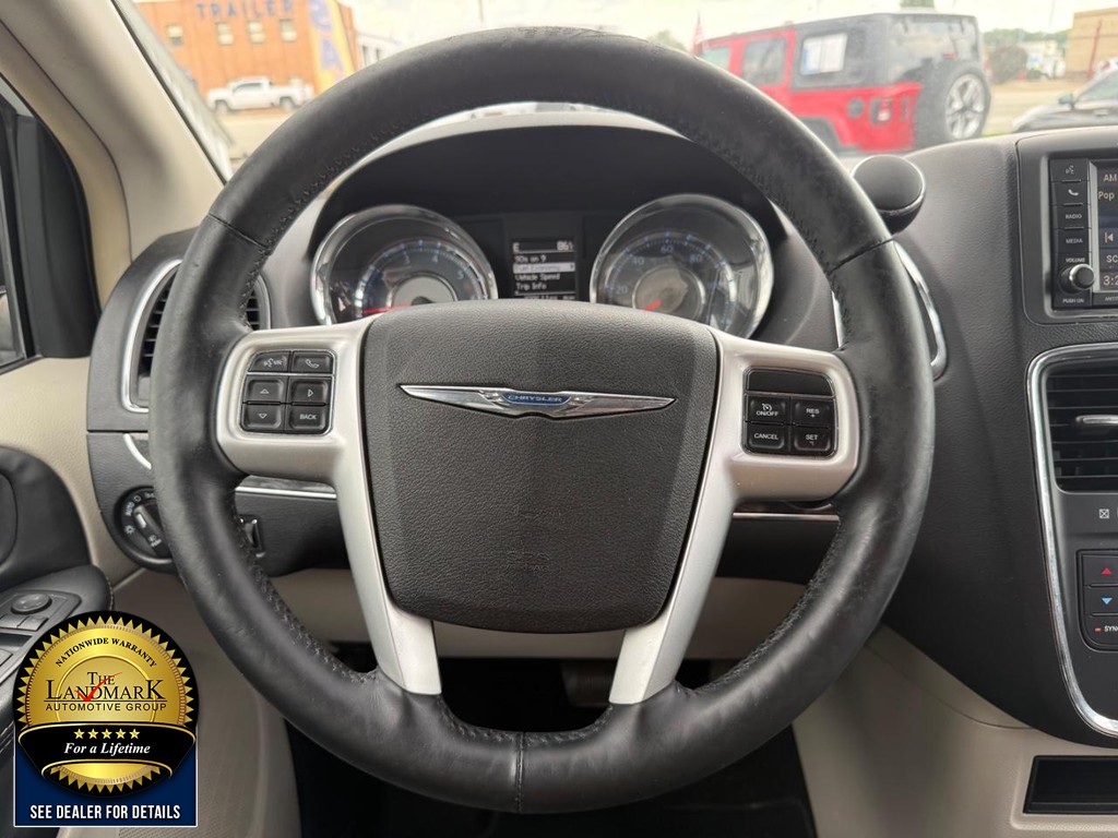 Chrysler Town & Country Vehicle Full-screen Gallery Image 19