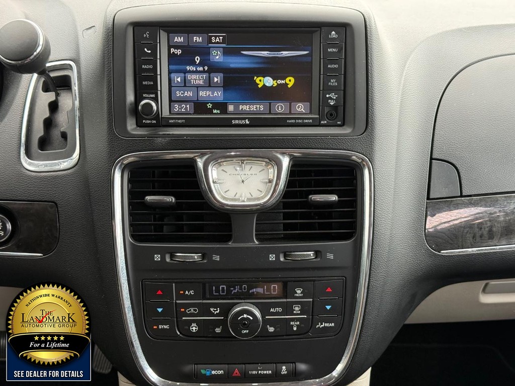 Chrysler Town & Country Vehicle Full-screen Gallery Image 20