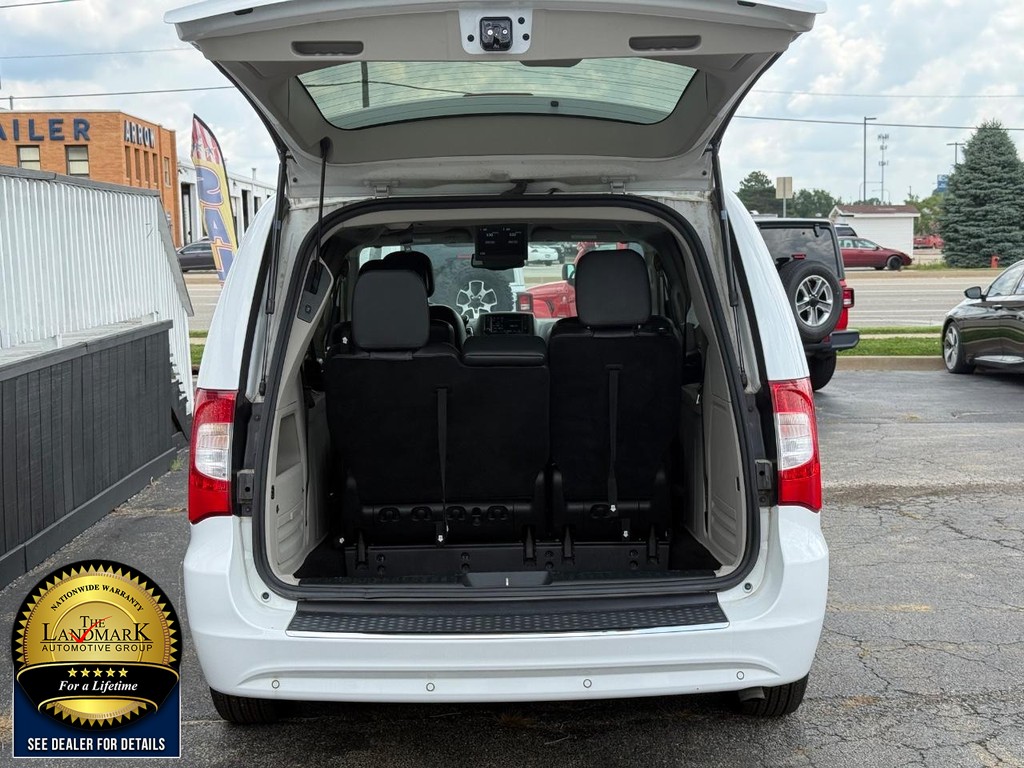 Chrysler Town & Country Vehicle Full-screen Gallery Image 21