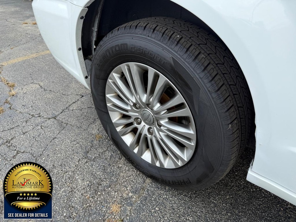 Chrysler Town & Country Vehicle Full-screen Gallery Image 22