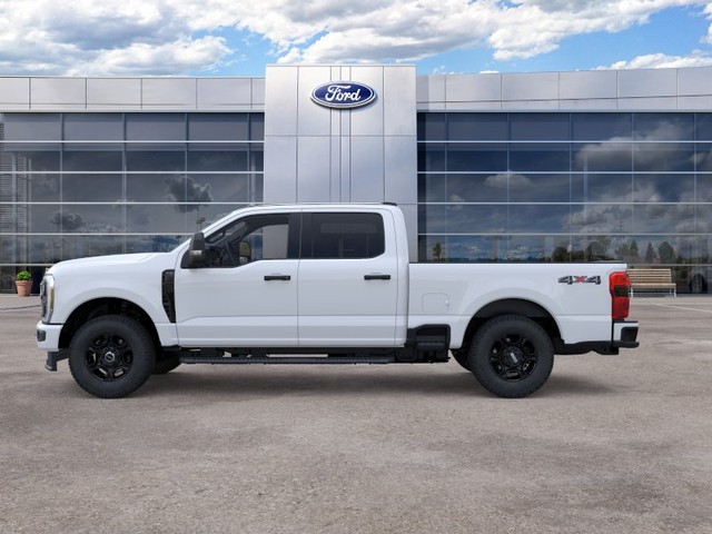 Ford F-250SD Vehicle Full-screen Gallery Image 3