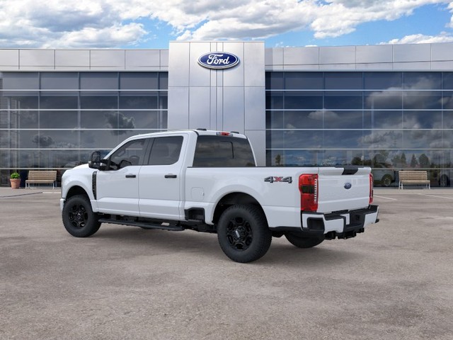 Ford F-250SD Vehicle Full-screen Gallery Image 4