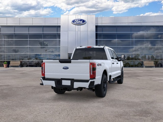 Ford F-250SD Vehicle Full-screen Gallery Image 8
