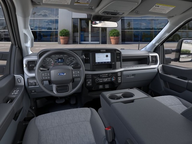 Ford F-250SD Vehicle Full-screen Gallery Image 9