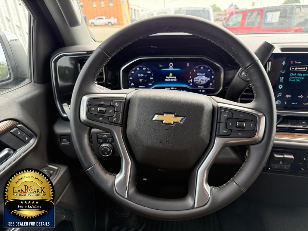 Chevrolet Silverado 1500 Vehicle Full-screen Gallery Image 18