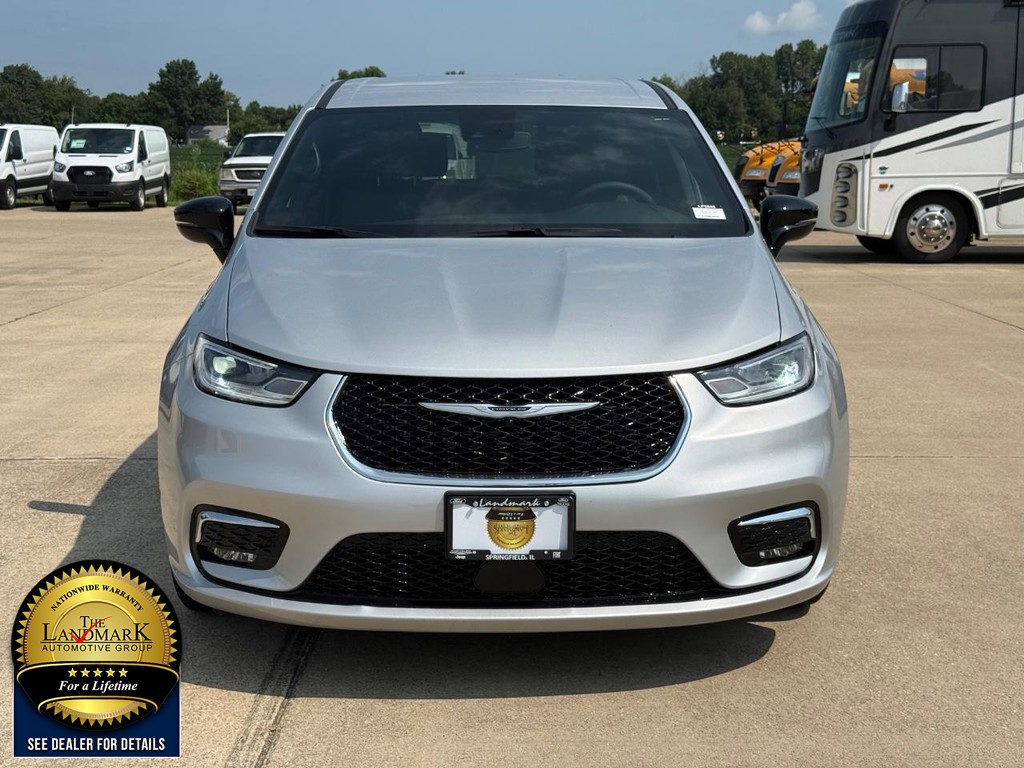 Chrysler Pacifica Vehicle Full-screen Gallery Image 2