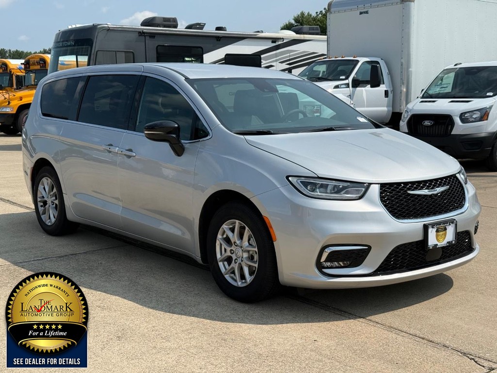Chrysler Pacifica Vehicle Full-screen Gallery Image 3