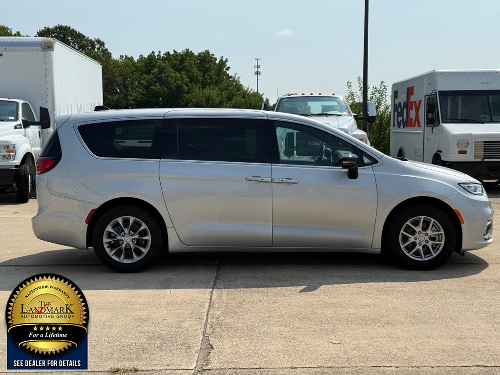 Chrysler Pacifica Vehicle Full-screen Gallery Image 4