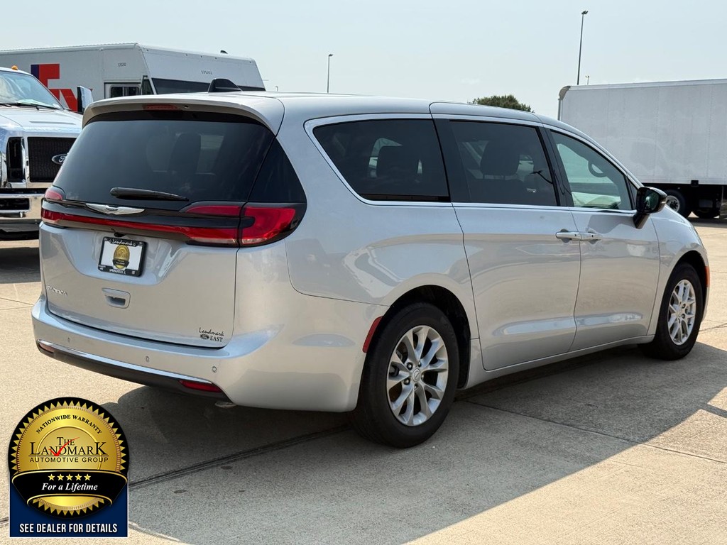Chrysler Pacifica Vehicle Full-screen Gallery Image 5