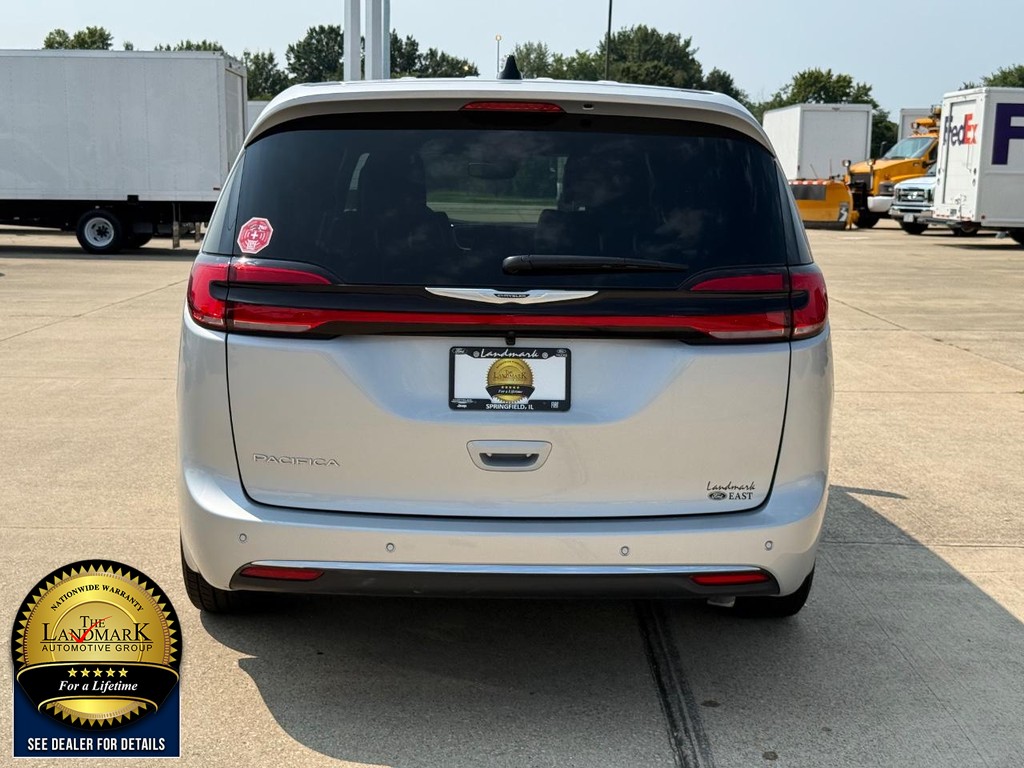 Chrysler Pacifica Vehicle Full-screen Gallery Image 6