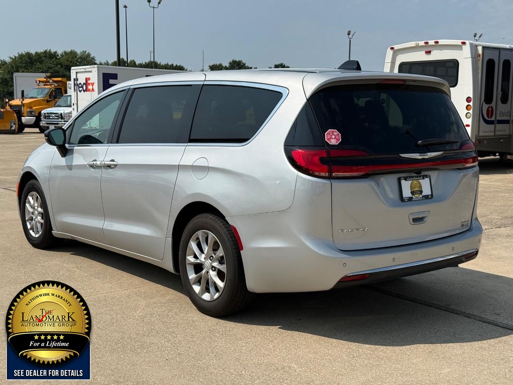 Chrysler Pacifica Vehicle Full-screen Gallery Image 7
