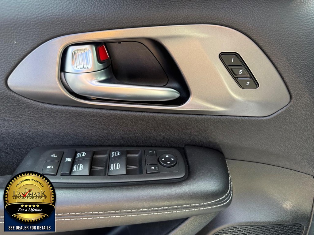 Chrysler Pacifica Vehicle Full-screen Gallery Image 8