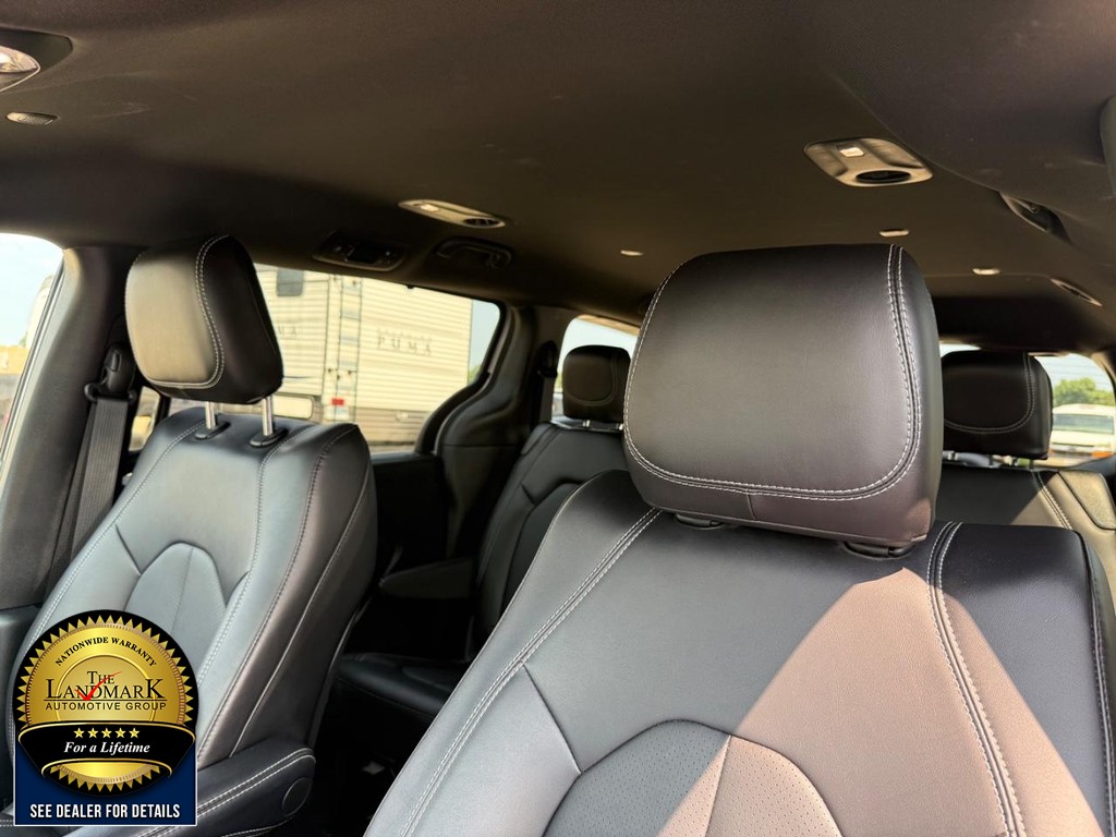 Chrysler Pacifica Vehicle Full-screen Gallery Image 9