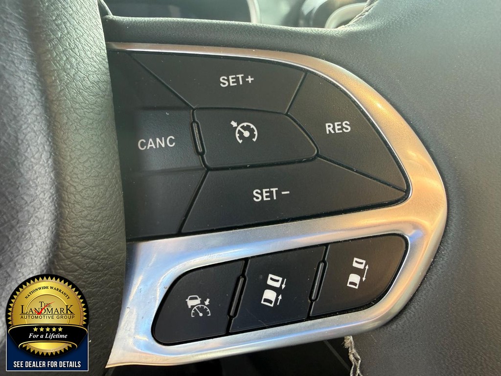 Chrysler Pacifica Vehicle Full-screen Gallery Image 11