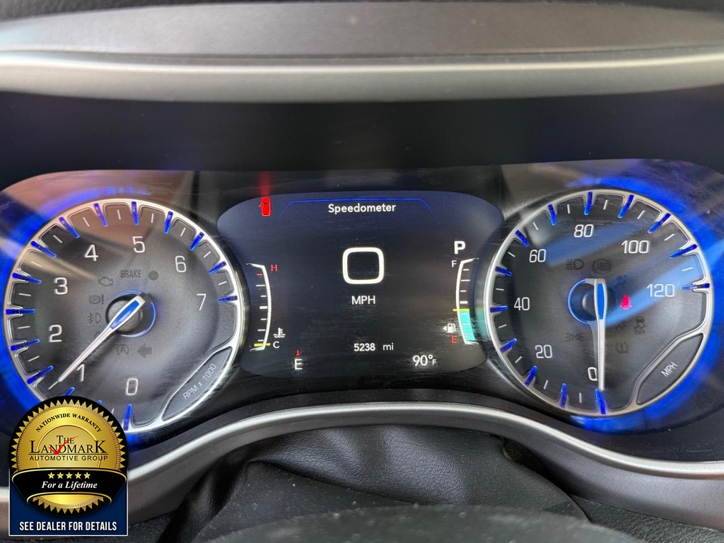 Chrysler Pacifica Vehicle Full-screen Gallery Image 12