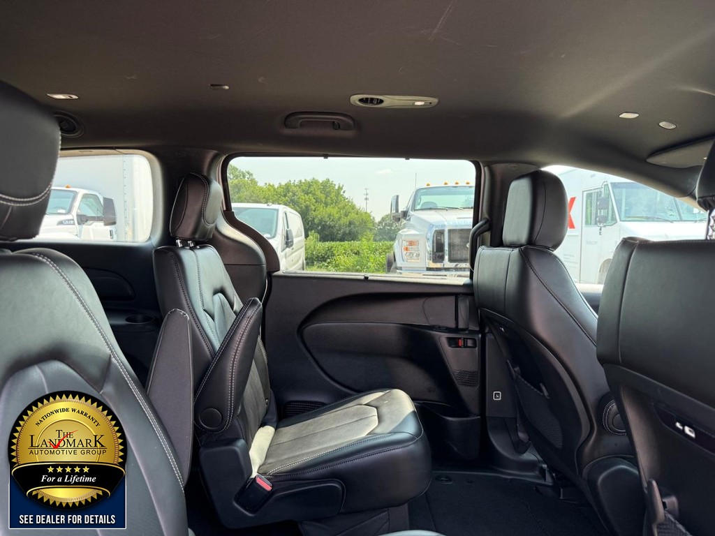 Chrysler Pacifica Vehicle Full-screen Gallery Image 15