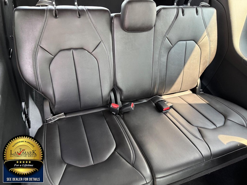 Chrysler Pacifica Vehicle Full-screen Gallery Image 17