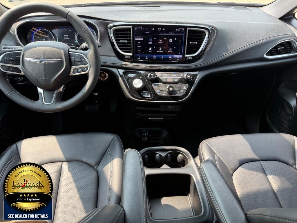 Chrysler Pacifica Vehicle Full-screen Gallery Image 18