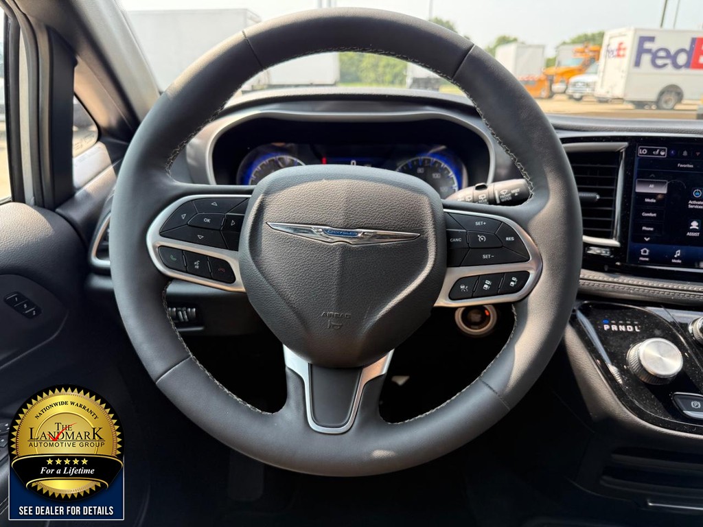 Chrysler Pacifica Vehicle Full-screen Gallery Image 19