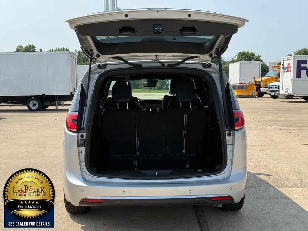 Chrysler Pacifica Vehicle Full-screen Gallery Image 21