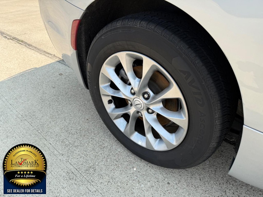Chrysler Pacifica Vehicle Full-screen Gallery Image 22