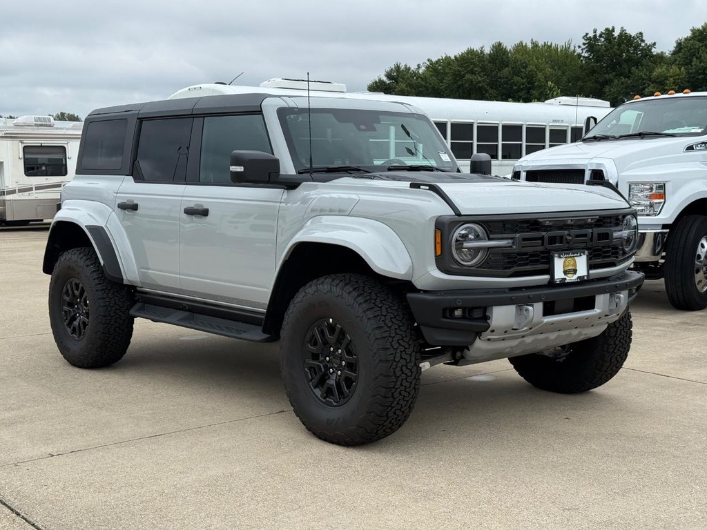 Ford Bronco Vehicle Full-screen Gallery Image 3