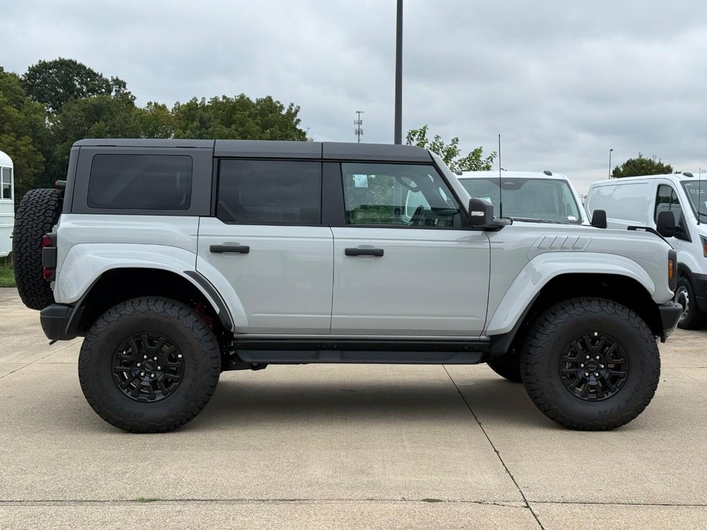 Ford Bronco Vehicle Full-screen Gallery Image 4