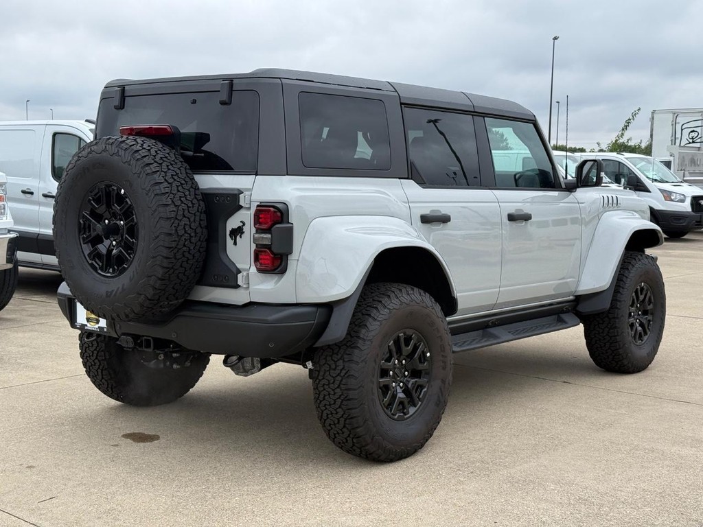 Ford Bronco Vehicle Full-screen Gallery Image 5