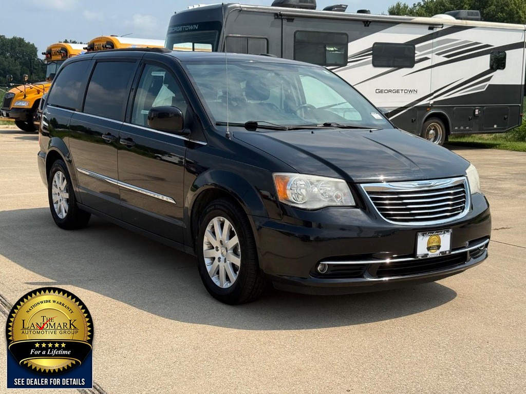 Chrysler Town & Country Vehicle Full-screen Gallery Image 3