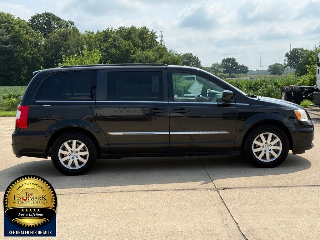 Chrysler Town & Country Vehicle Full-screen Gallery Image 4