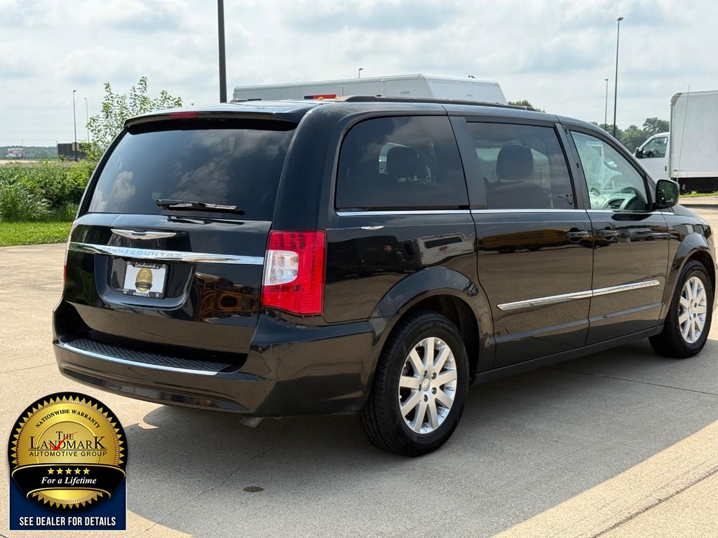 Chrysler Town & Country Vehicle Full-screen Gallery Image 5