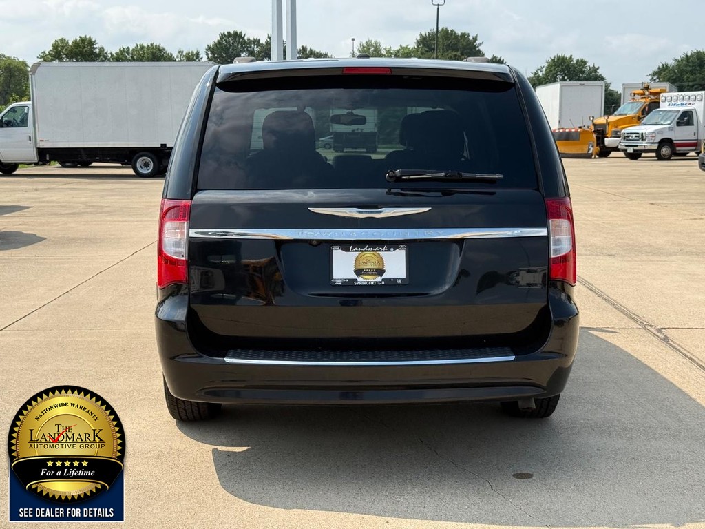 Chrysler Town & Country Vehicle Full-screen Gallery Image 6