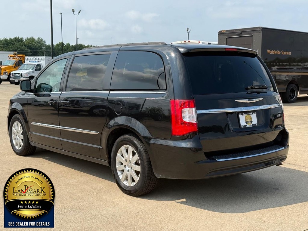 Chrysler Town & Country Vehicle Full-screen Gallery Image 7