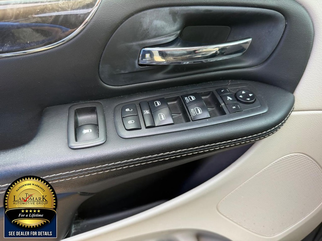 Chrysler Town & Country Vehicle Full-screen Gallery Image 8
